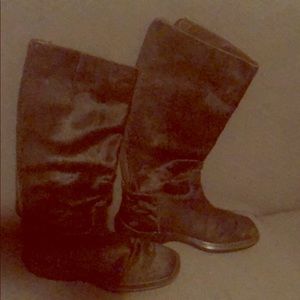 Tod’s pony knew high boots